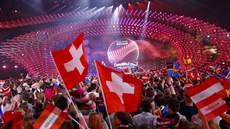 Eurosong 2015 - fanouci s vlajkami na druhém semifinále