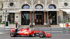 Sebastian Vettel z Ferrari během tréninku na Velkou cenu Monaka