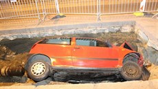 idika zaparkovala Fiat Punto do výkopu.