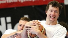 Momentka z basketbalového tréninku hokejistů Komety Brno
