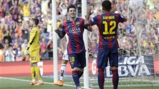 Úto�ník Barcelony Lionel Messi (druhý zprava) se raduje z trefy proti La Corun�.