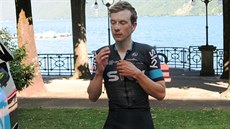 Leopold König se vyjídí po 17. etap Gira u beh jezera v Luganu.