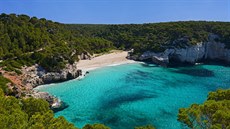 Zátoka Cala Mitjana na Menorce