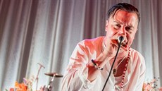 Zp�vák Mike Patton na koncertu Faith No More v Detroitu