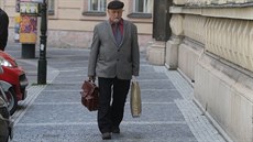 Advokát Jany Neasové Eduard Bruna pichází k soudu. (29. kvtna 2015)