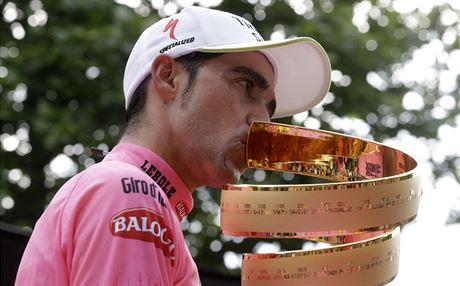 POLIBEK TROFEJI. Alberto Contador po triumfu na Giru.