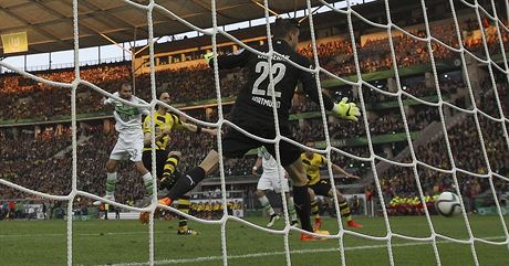 Bas Dost z Wolfsburgu (vlevo) a jeho gól do sít Dortmundu
