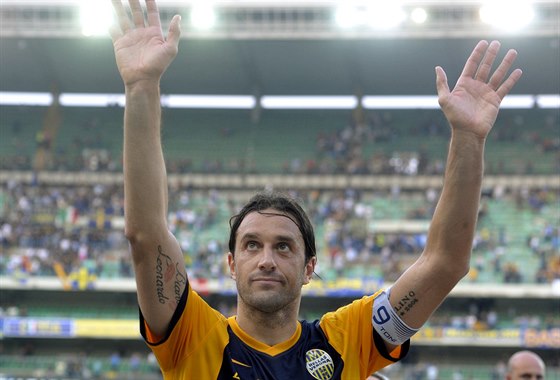 POSLEDNÍ RADOST. Luca Toni v nedli vstelil poslední gól své kariéry - promnnou penaltou pomohl Veron k vítzství 2:1 nad Juventusem.