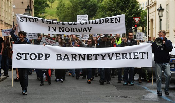 Snímek z květnového protestu proti norskému úřadu Barnevernet v Praze.