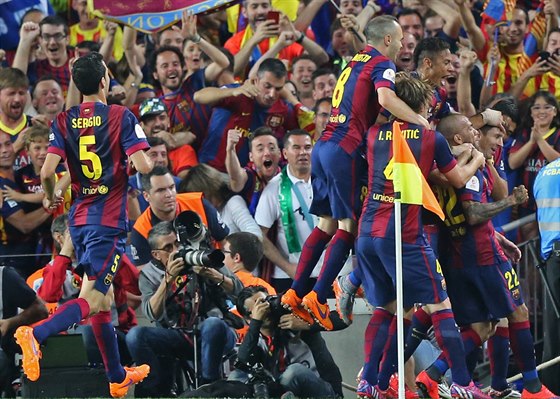 Fotbalisté Barcelony se radují z gólu ve finále Královského poháru proti...