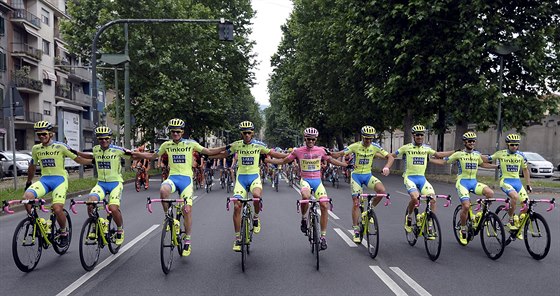 KRÁL A JEHO DRUINA. Po návratu do pelotonu okamit pomohl Albertu Contadorovi...