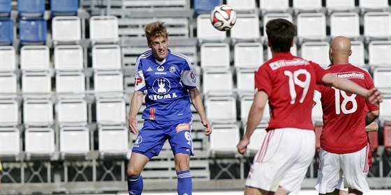 Olomoucký Jakub Plek hlavikuje v utkání s ikovem.