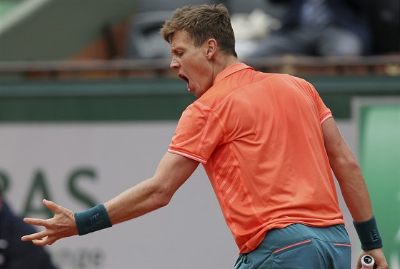 CO TO DLÁM! Tomá Berdych se na sebe vzteká v osmifinále Roland Garros.