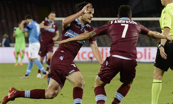 Marco Parolo a Felipe Anderson slaví gól Lazia.