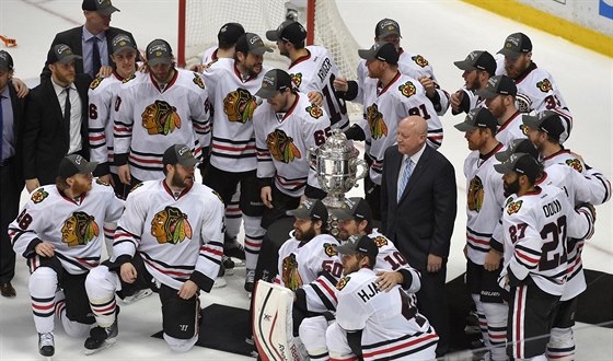 Hokejisté Chicaga pózují s trofejí pro vítěze Západní konference NHL.