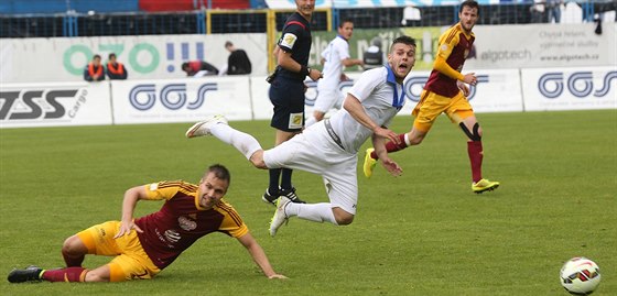 Martin Foltyn letí vzduchem v utkání s Duklou. Proti Brnu byl naopak faulujícím hráem a po jeho zákroku se kopala penalta.