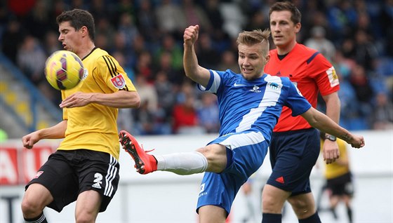 Liberecký Martin Frýdek (vpravo) a budjovický Pavel Eliá v souboji