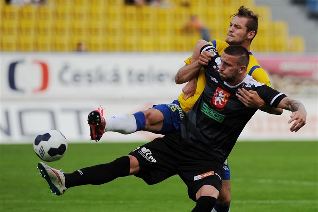 David Van��ek je�t� v hradeckém dresu v souboji s teplickým Davidem Jablonským.