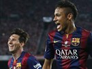 Lionel Messi a Neymar (vpravo) z Barcelony se radují z gólu ve finále...