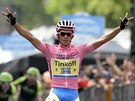 TETÍ TRIUMF NA GIRU. Alberto Contador v cíli závrené etapy výmluvn ukazuje...