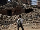 Nepálské dti jdou po velkém zemtesení, které zemi zasáhlo koncem dubna,...