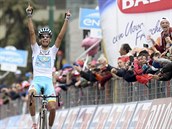 Fabio Aru vtzoslavn projd clem 20. etapy Gira.