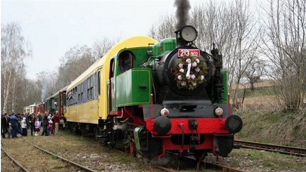 Stará posunovací lokomotiva teď slouží výletníkům.
