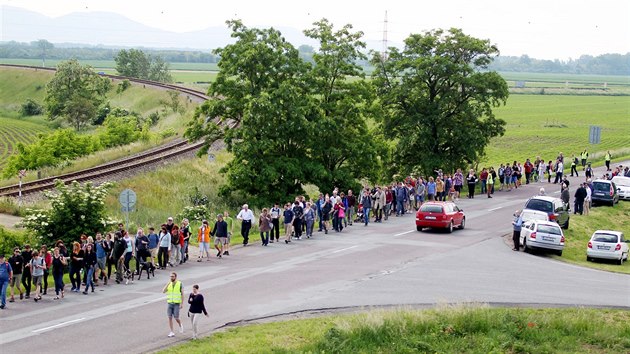 Několik stovek lidí se vydalo na pouť z Pohořelic do Brna, aby uctili památku Němců, kteří zahynuli při odsunu na konci světové války. (30.5.2015)