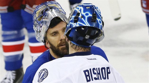 Brank New York Rangers Henrik Lundqvist blahopeje k postupu do finle Stanley Cupu svmu kolegovi z Tampy Bay Benu Bishopovi.