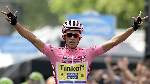 TETÍ TRIUMF NA GIRU. Alberto Contador v cíli závrené etapy výmluvn ukazuje...