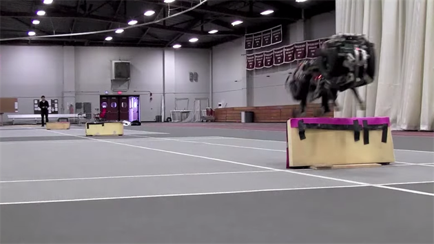 Robot Cheetah 2 z MIT už umí přes překážky skákat i mimo laboratoř, tedy bez bezpečnostního postroje.