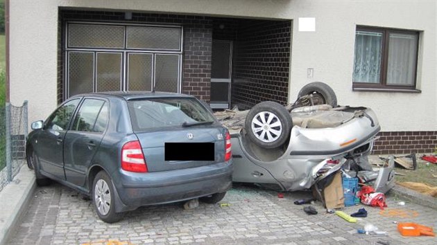Při nárazu byla poničená i dvě zaparkovaná auta, jedno z nich dokonce skončilo na střeše.