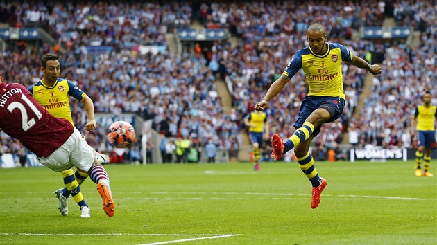 Theo Walcott (vpravo) z Arsenalu skruje ve finle FA Cupu proti Aston Ville.