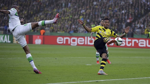 Pierre-Emerick Aubameyang (vpravo) z Dortmundu pesn pl do st Wolfsburgu ve finle pohru.