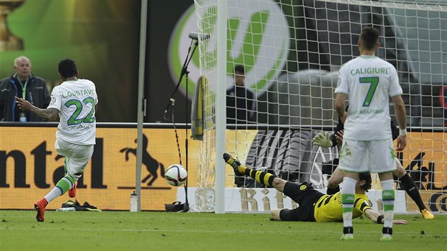 Luiz Gustavo (vlevo) z Wolfsburgu stl gl proti Dortmundu.