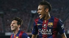 Lionel Messi a Neymar (vpravo) z Barcelony se radují z gólu ve finále...