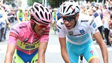 RIVALOVÉ S ÚSMVEM. Lídr Gira Alberto Contador a druhý v poadí Fabio Aru si u...