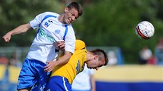 Michal Pavlata z Ústí nad Labem (vlevo) v hlavi�kovém souboji s Ji�ím Janou�kem...