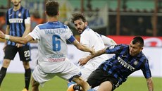 Gary Medel z Interu Milán (vpravo) se pokouí proklouznout obran Empoli.
