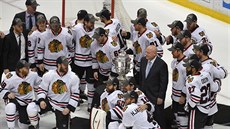 Hokejisté Chicaga pózují s trofejí pro vítze Západní konference NHL.