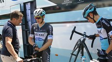 A ZASE NA TRA. Petr Vako (uprosted) ped startem etapy u týmového autobusu...