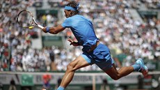 NADAL VE SVÉM KRÁLOVSTVÍ. Rafael Nadal dobíhá forhend v zápase 3. kola s...