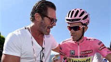 Alberto Contador (vpravo) hovoí s bývalým mistrem svta Mariem Cicpollinim...