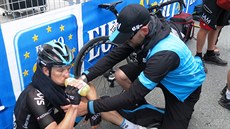 VYERPÁNÍ ZA CÍLEM. Leopold König za cílem 20. etapy Gira.