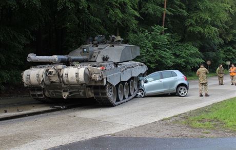 Sráka tanku a osobního vozu. (2. ervna 2015)