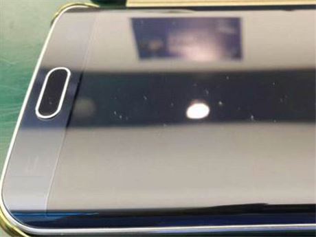 Pokrábání displeje Samsungu Galaxy S6 edge krytem Clear View podle servisního...