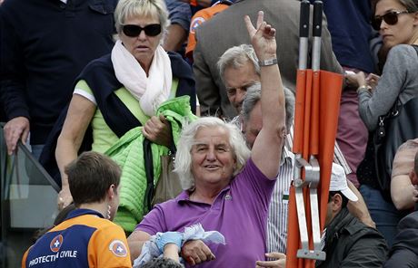 JSEM V POHOD. Jeden z fanouk, kterho zranila na Roland Garros kus plechov...