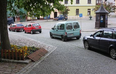 Audi s hochem za volantem se na králickém námstí rozjelo a narazilo do jiného...