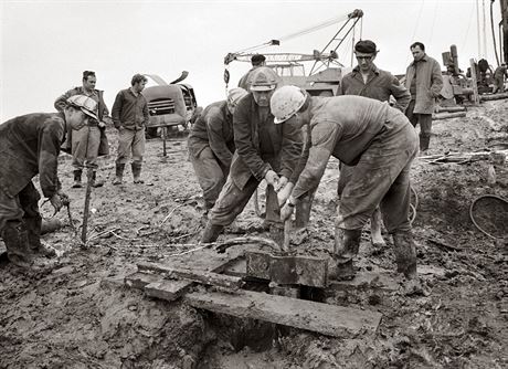 Záchranné práce na zaplaveném dole v ardicích na Hodonínsku (10. ervna 1970)