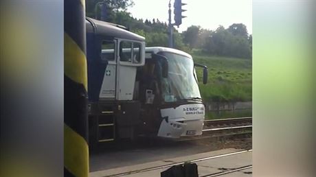 idi vyvedl cestující a do autobusu narazil vlak